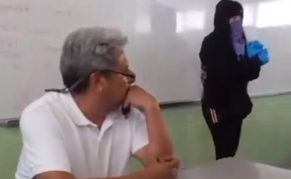 Golpean a profesor de la Voca 8 acusado de acoso sexual en CDMX (VIDEO)