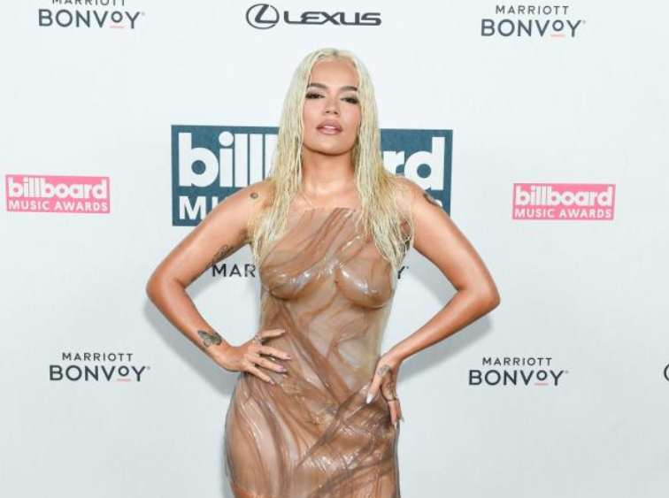 Karol G emociona en los Premios Billboard con traje transparente
