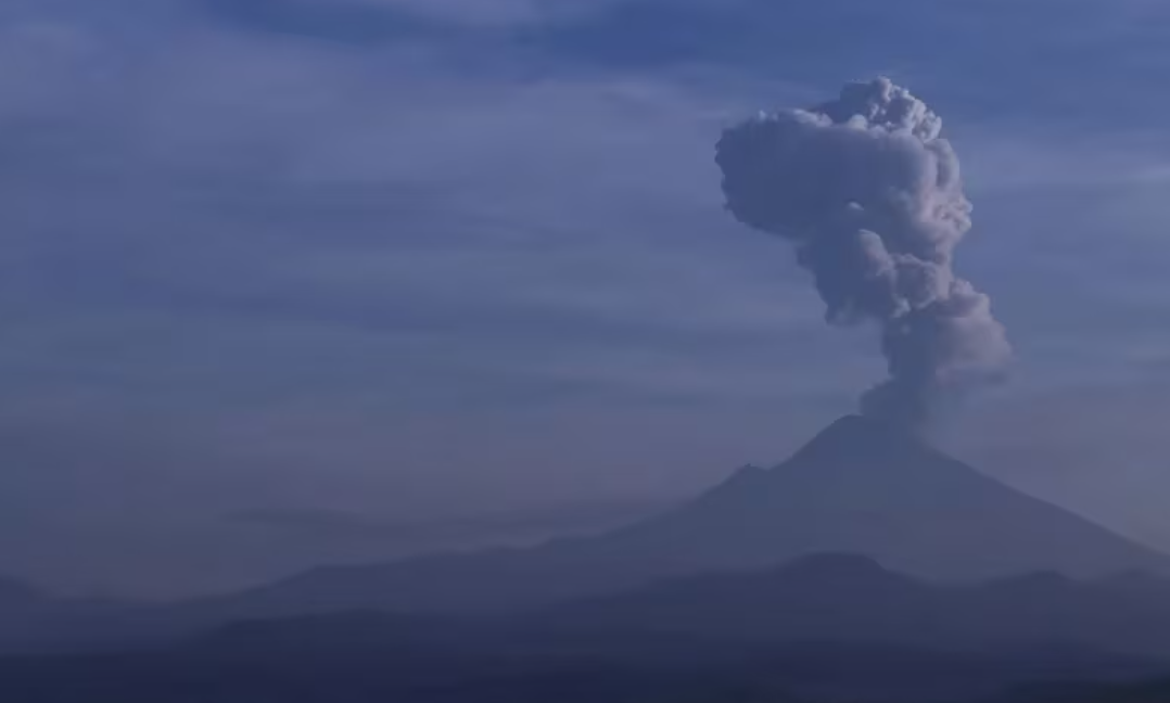Van 54 exhalaciones del Popocatépetl