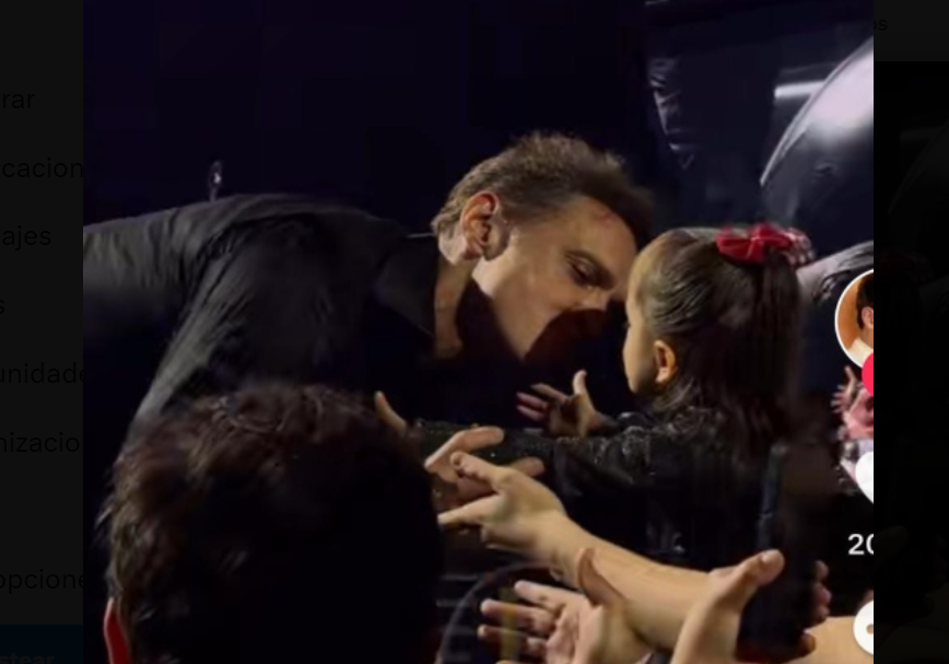 Luis Miguel besa en la boca a niña durante concierto en CDMX (VIDEO)