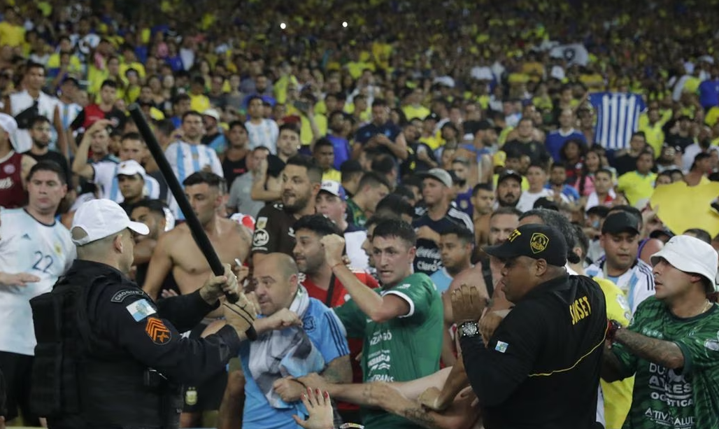 Golpean a hinchas argentinos durante Argentina vs Brasil (VIDEO)