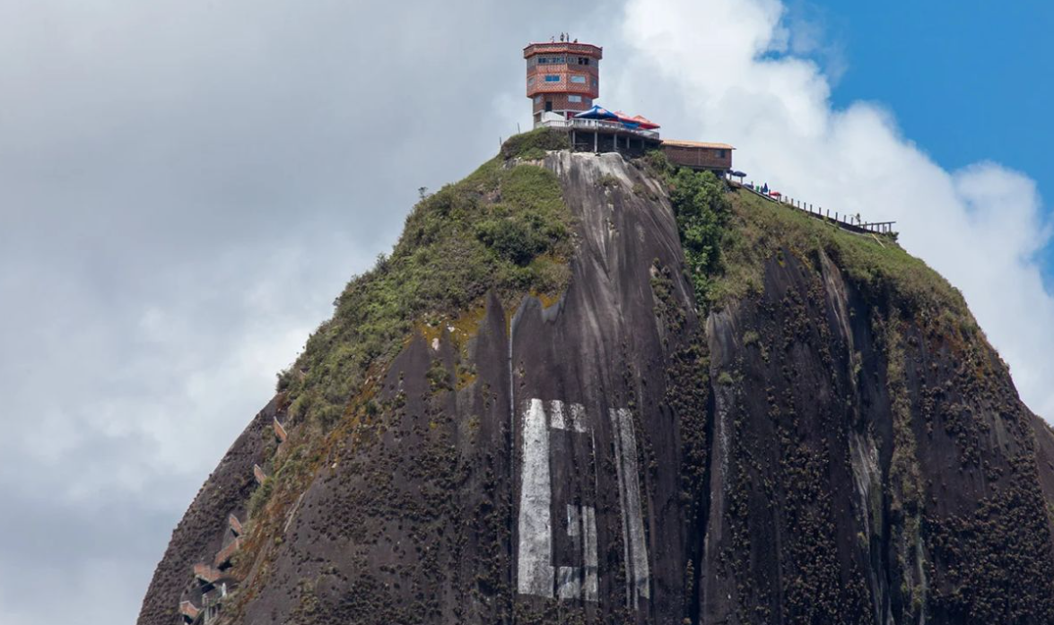 Se desprende parte de la Piedra del Peñol, atractivo turístico en Colombia