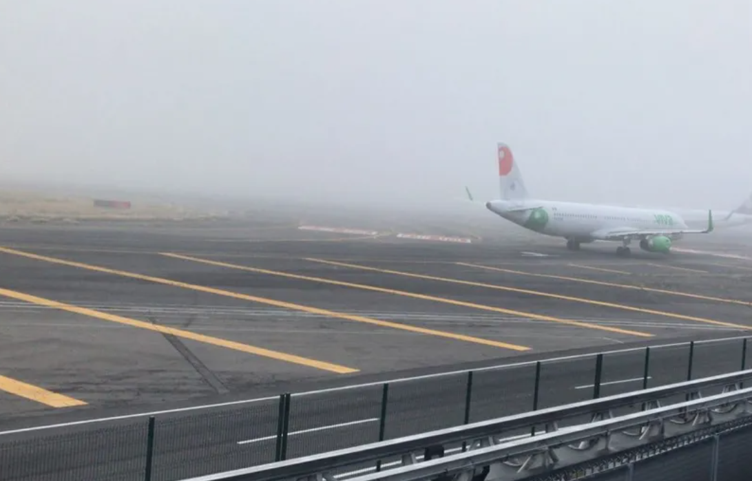 AICM y AIFA suspenden despegues y aterrizajes por banco de niebla
