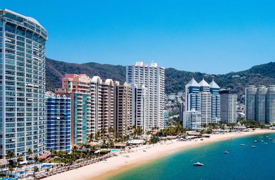 Empresarios se comprometen a reestrenar 35 hoteles en Acapulco: López Obrador