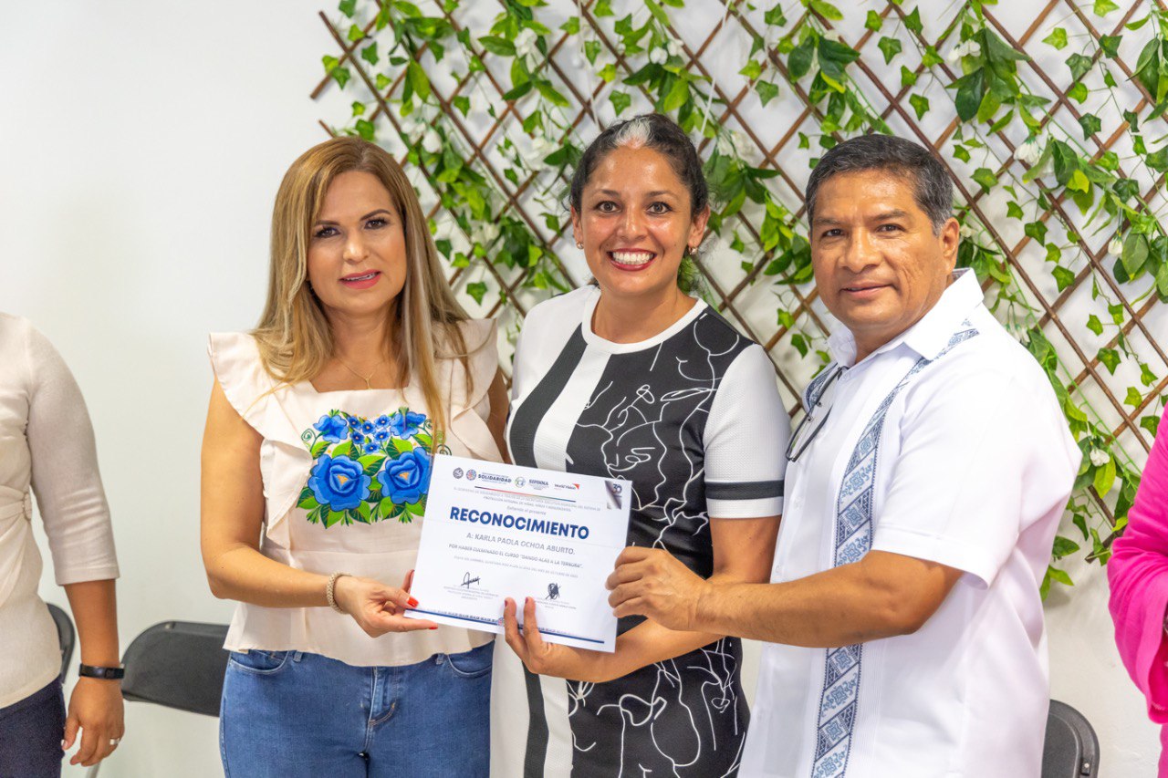 Entrega Lili Campos reconocimientos “Dando alas de ternura”