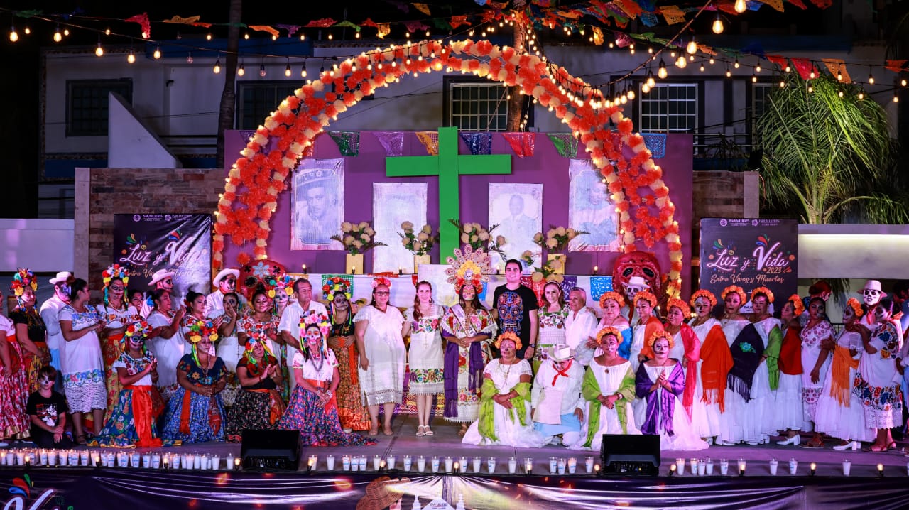 Atenea Gómez enciende el Gran Altar y da la bienvenida a las ánimas con lo que inicia la tercera edición del Festival “Luz y Vida, entre Vivos y Muertos” en el Pueblo Mágico de Isla Mujeres