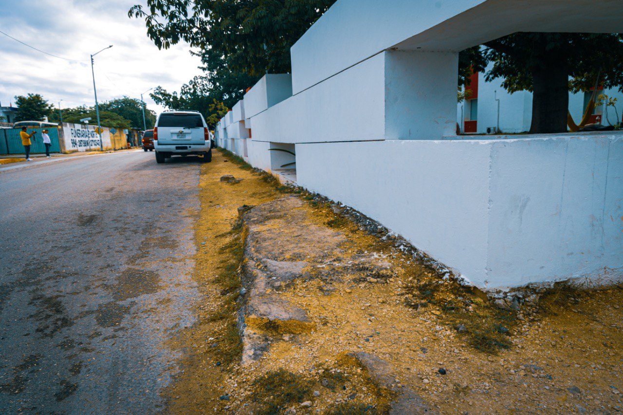 Construirá gobierno banquetas de Hospital General