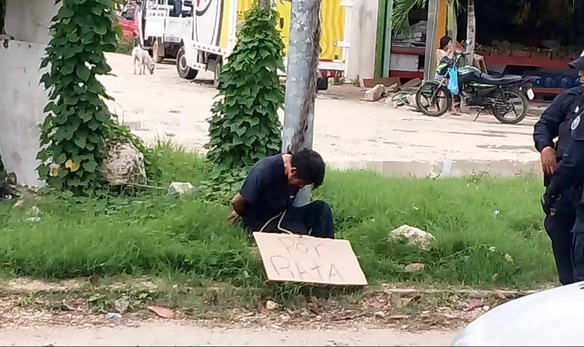 Vecinos de In House en Playa del Carmen amarran a presunto ladrón a un poste