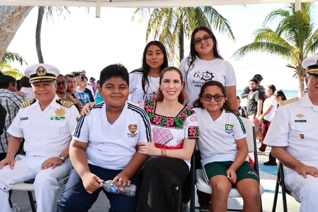 Encabeza Atenea Gómez Ricalde el desfile cívico-deportivo con motivo del CXIII Aniversario de la Revolución Mexicana en Isla Mujeres