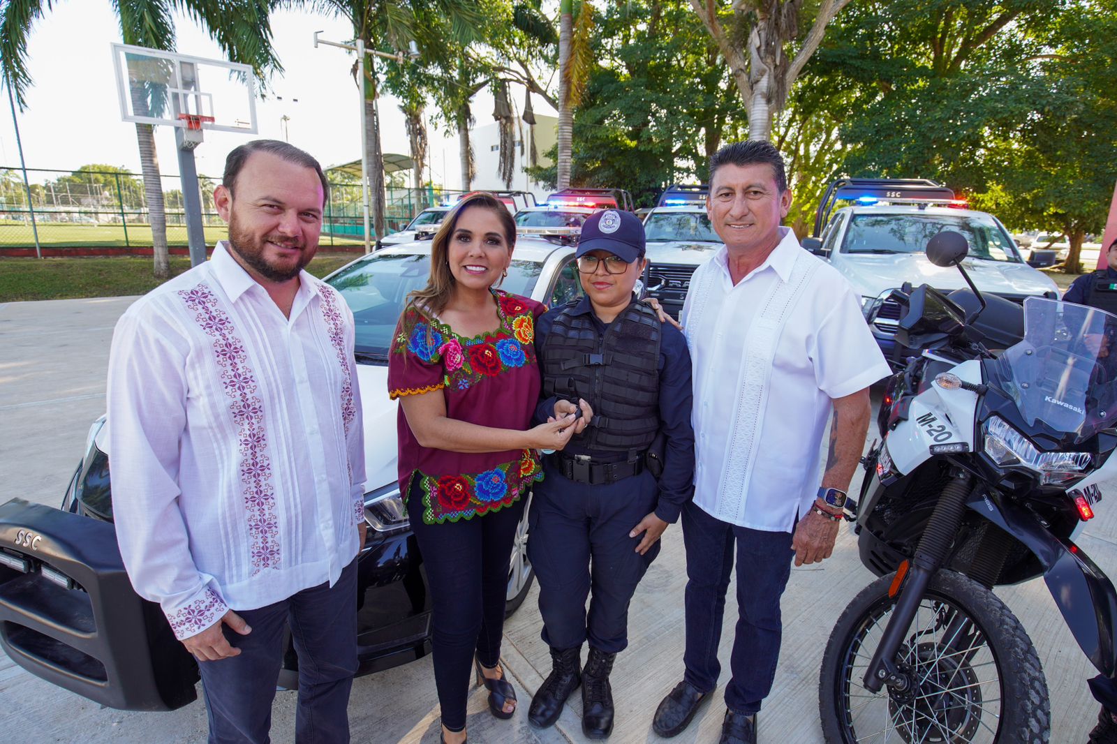 Entrega Mara Lezama patrullas para la seguridad en Bacalar en beneficio de la ciudadanía