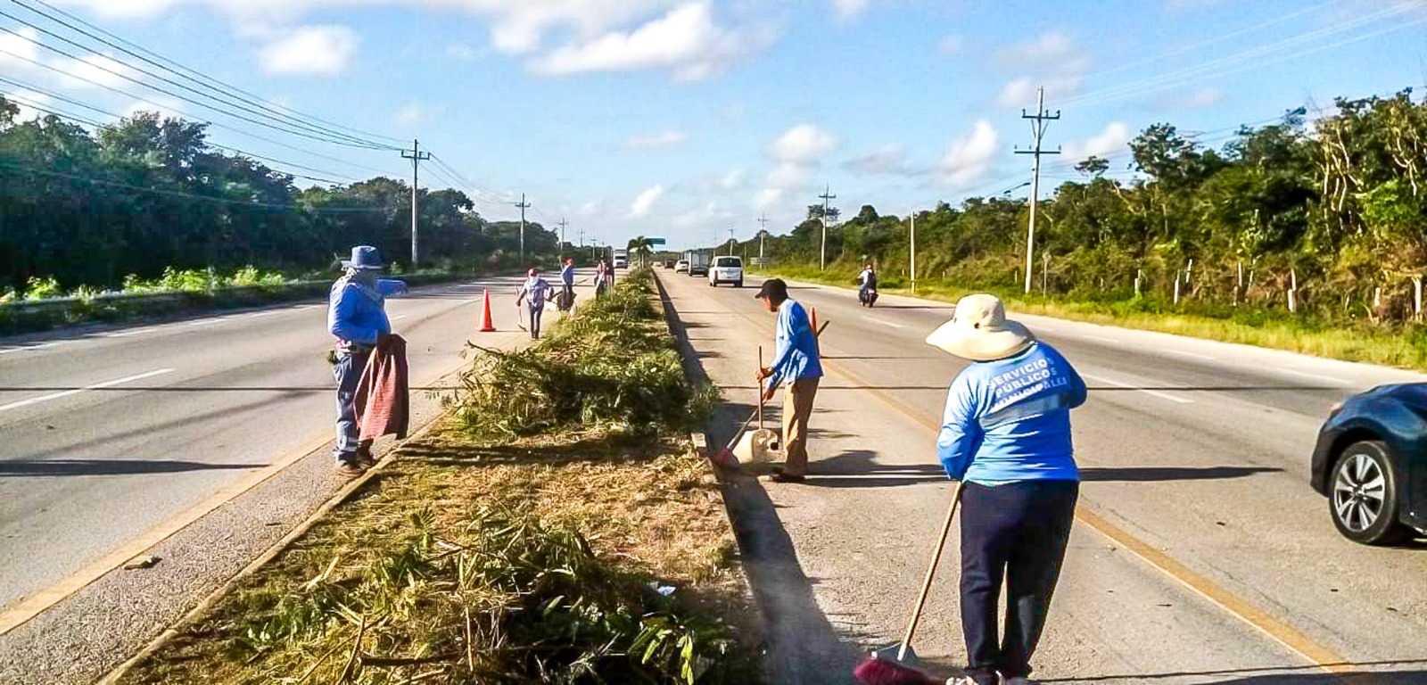 Mantienen carreteras limpias en Solidaridad