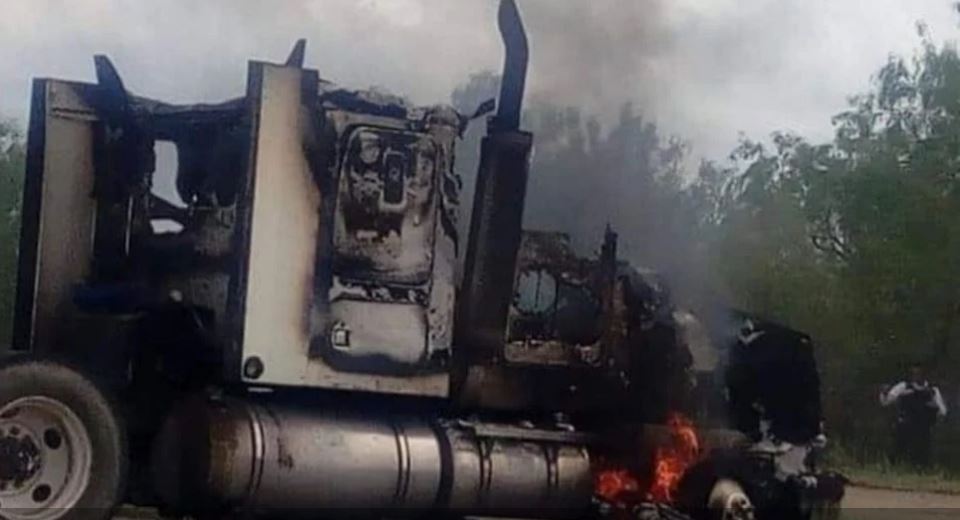 Registran bloqueo y quema de vehículos en la carretera a Reynosa en Nuevo León