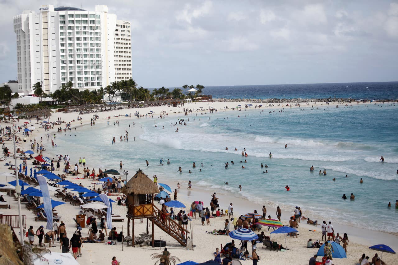 Turista abarrotan playas de la Zona Hotelera de Cancún; así disfrutan las últimas horas del 2023.