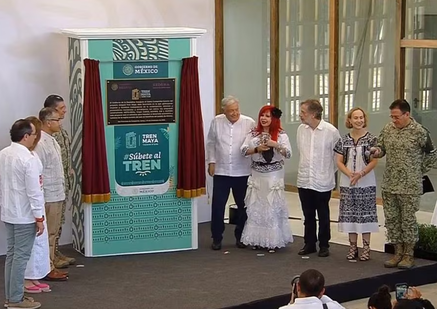 López Obrador devela placa de inauguración del primer tramo del Tren Maya