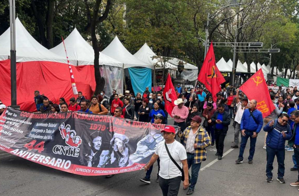 Maestros de la CNTE bloquean Paseo de la Reforma hoy en CDMX