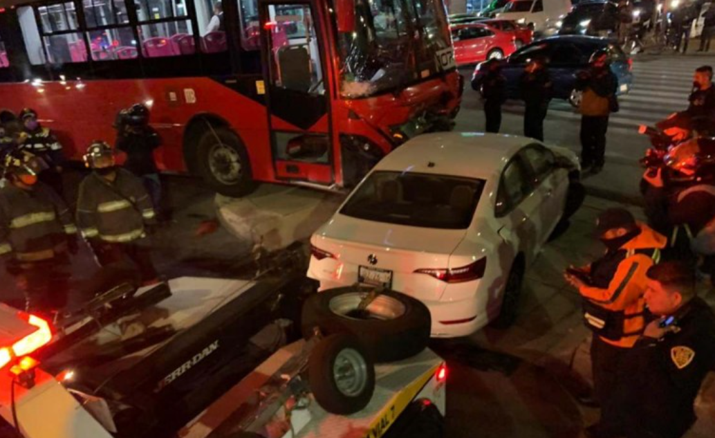 Choque de Metrobús contra auto en CDMX, deja una persona muerta