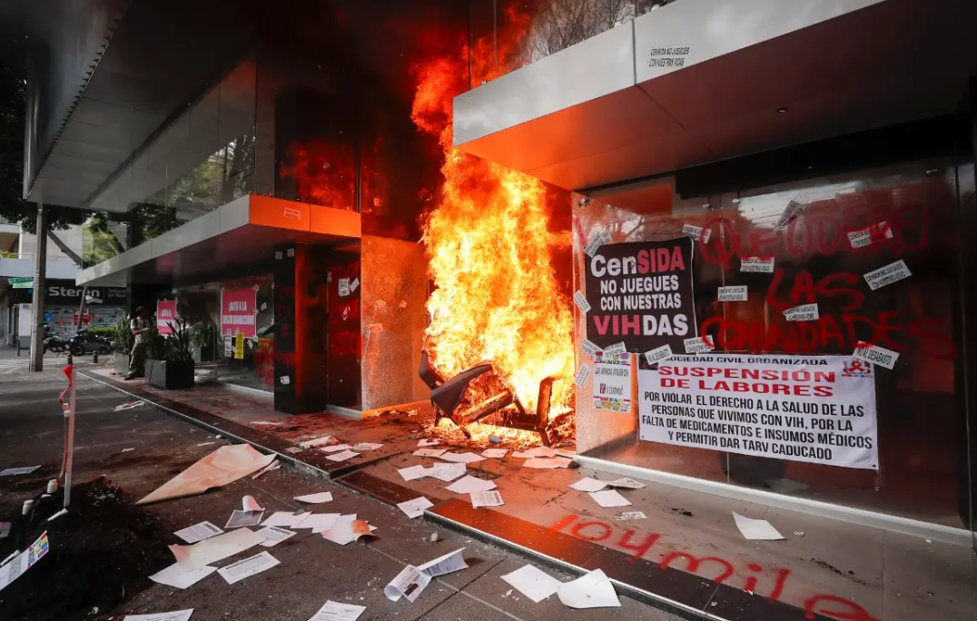 Queman edificio de Censida por escasez de medicamentos para VIH en CDMX