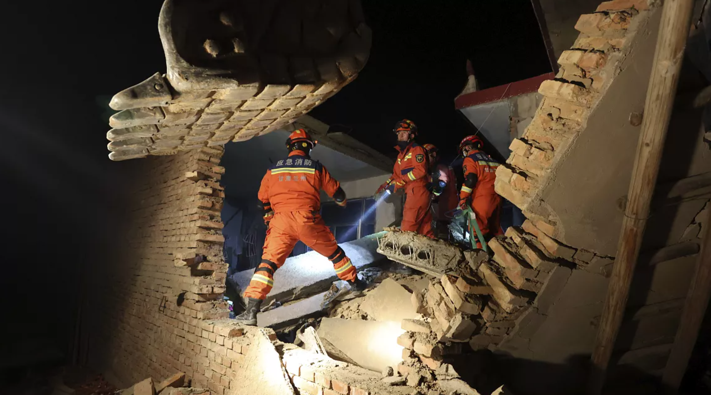 Van 111 muertos tras terremoto en China