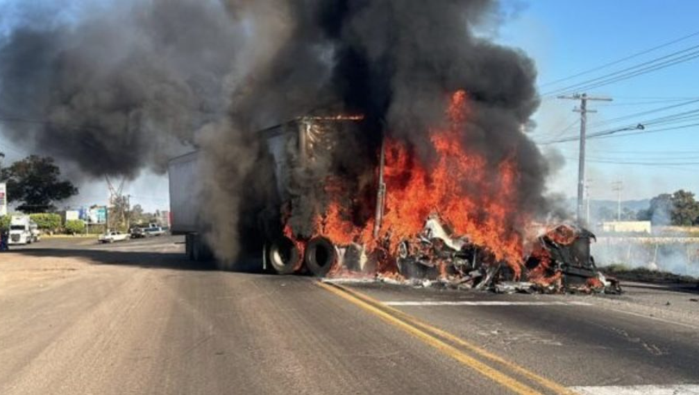 Registran bloqueos en la autopista de Jalisco