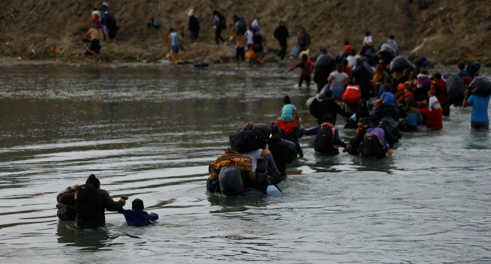 Dos migrantes mueren ahogados mientras cruzaban el río Bravo (VIDEO)