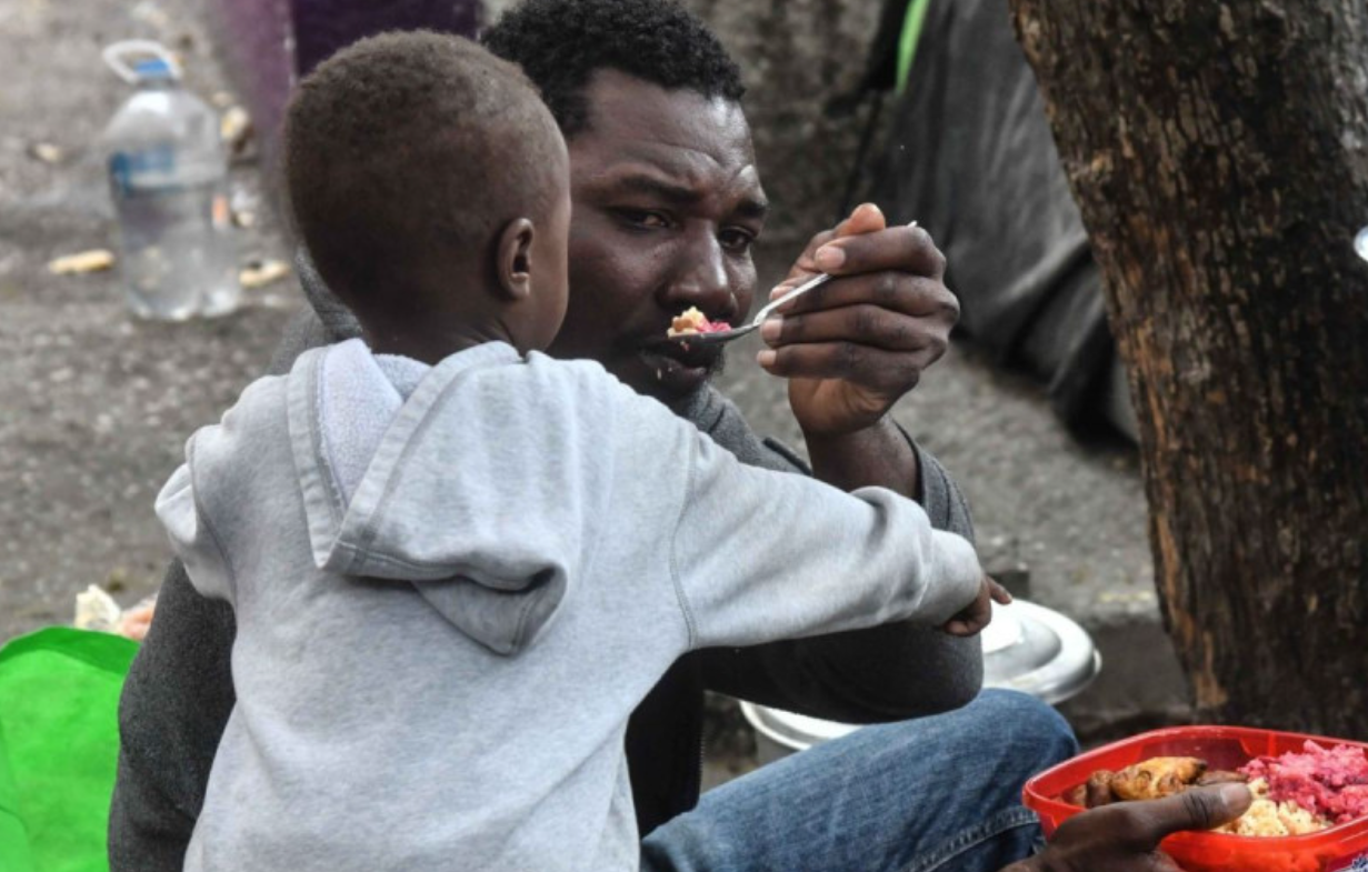 Niños migrantes pasan Navidad en calles de CDMX