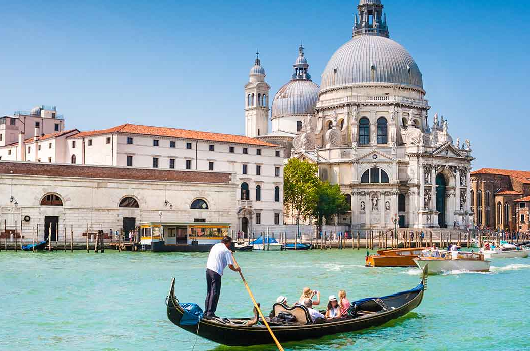 Turistas sufren accidente en Venecia y caen de la la góndola en la que viajaban (VIDEO)