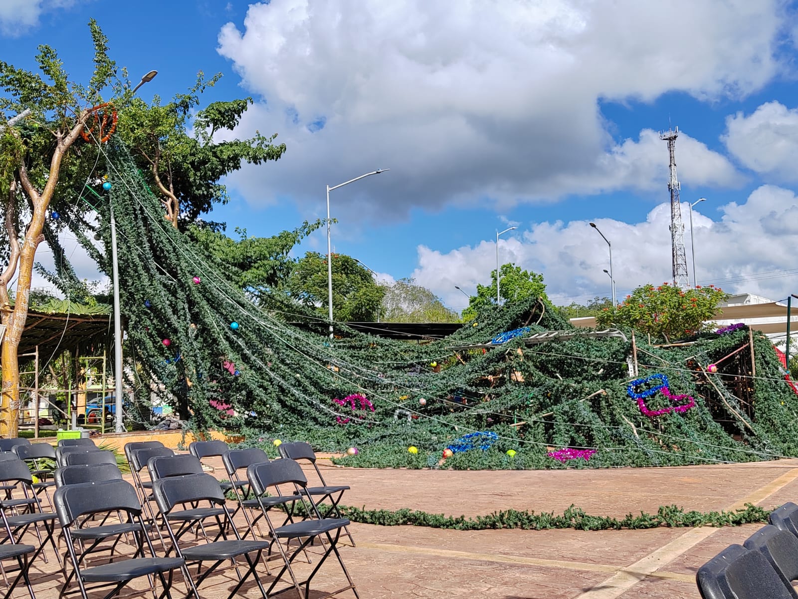 Se desploma árbol navideño en José María Morelos, el día de su encendido