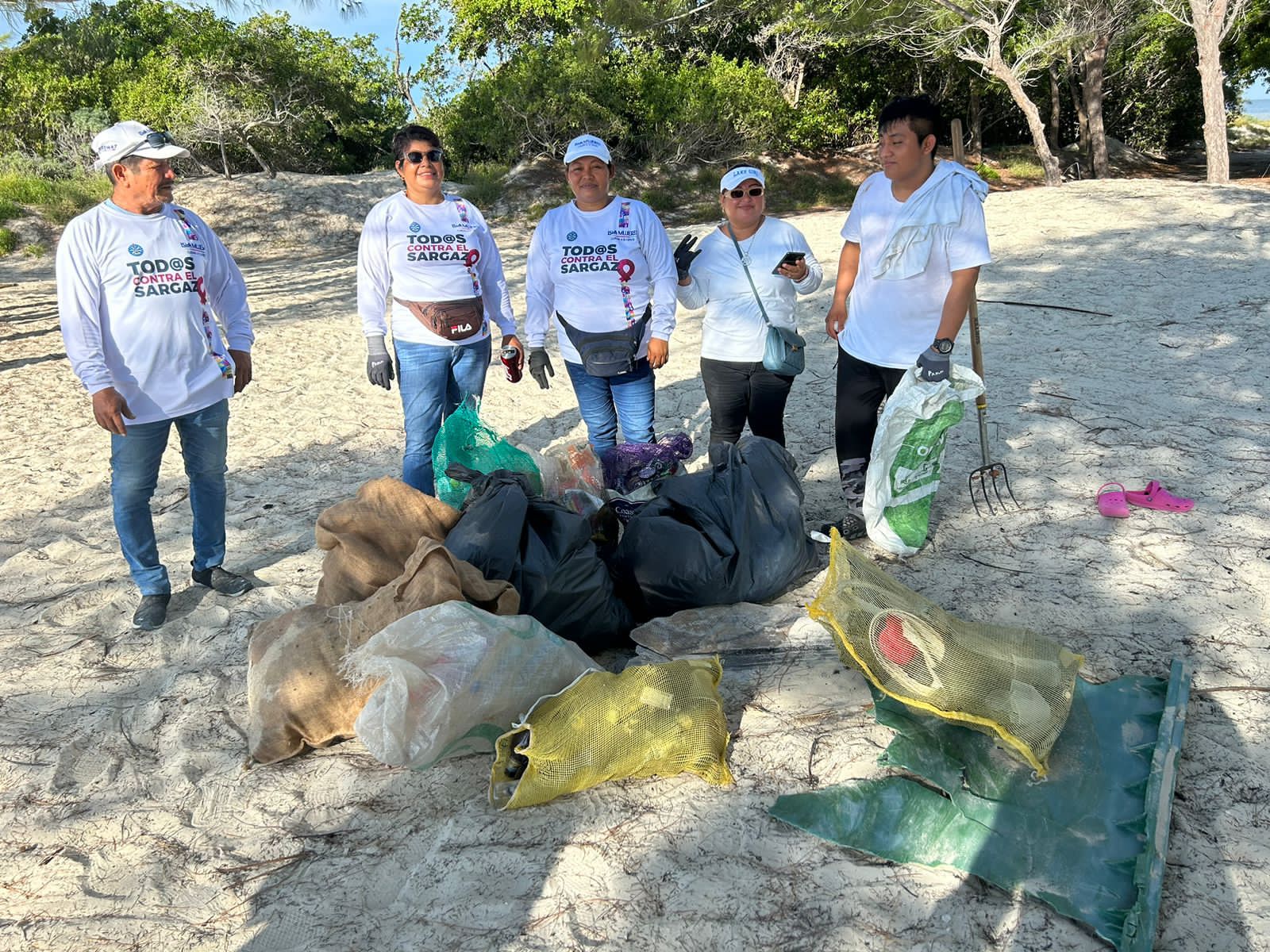 Gobierno de Isla Mujeres promueve exitosa jornada de limpieza en Isla Blanca