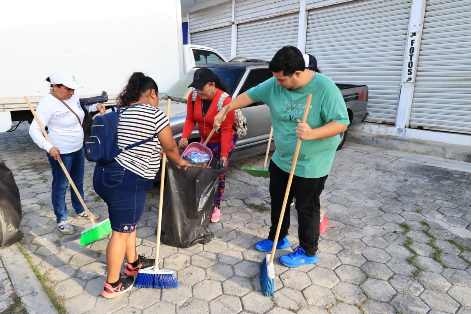 Realizan jornada de Limpiatón en los alrededores del Mercado Municipal ‘Audomaro Magaña’ en Isla Mujeres
