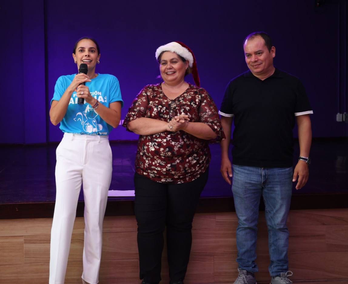 Festeja Ana Paty Peralta posada navideña con niñas y niños de Fundación Aitana