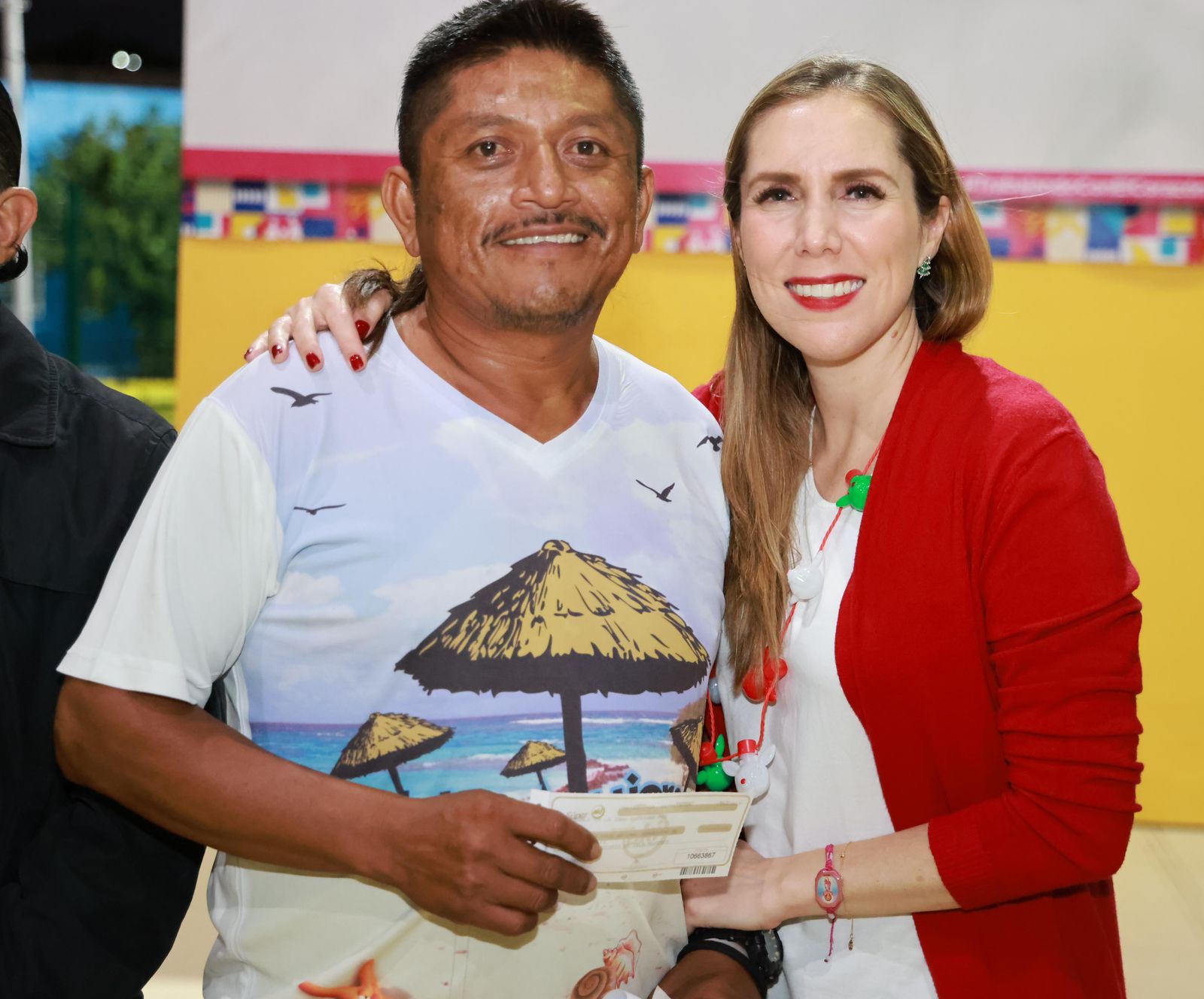 Atenea Gómez Ricalde entrega pavos a prestadores de servicios turísticos y pescadores de Isla Mujeres