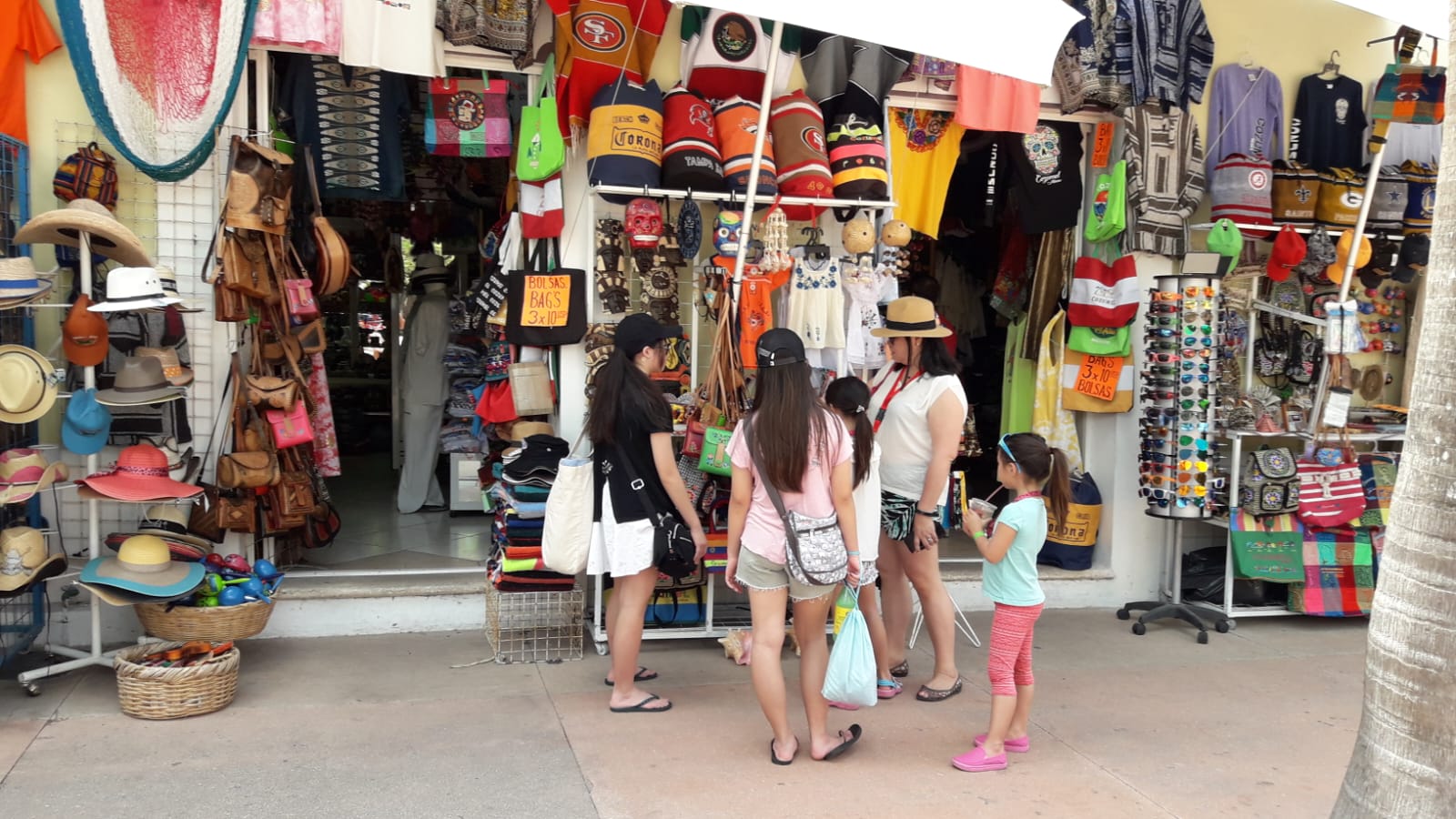 En plena ‘temporada alta’ padecen comerciantes de artesanías bajas ventas en Cozumel