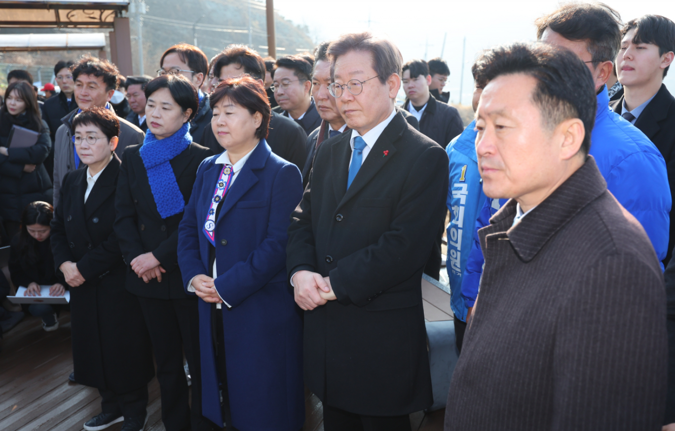 Apuñalan en el cuello a Lee Jae-myung, líder opositor de Corea del Sur (VIDEO)