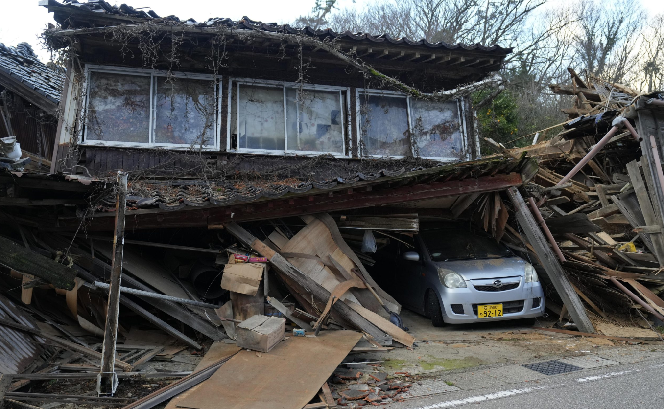 Rescatistas trabajan para encontrar sobrevivientes tras sismo en Japón