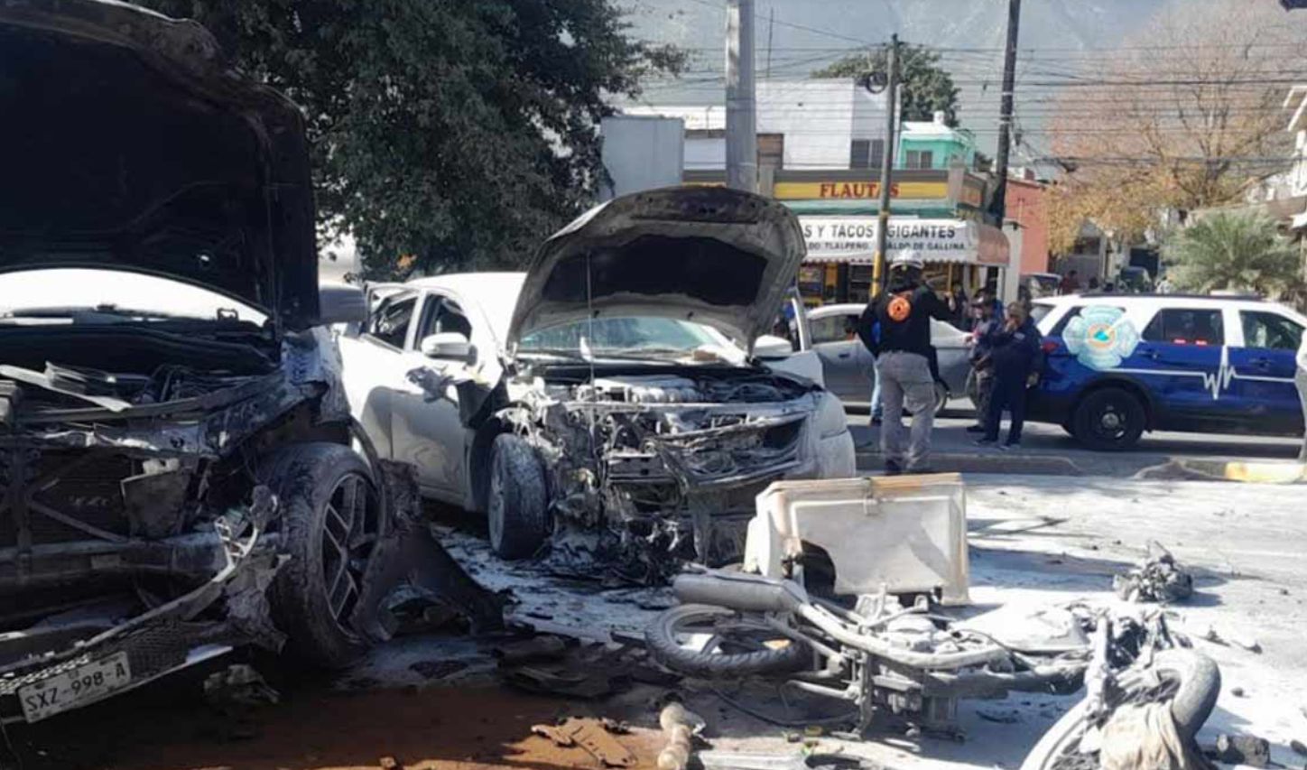 Motociclista termina envuelto en llamas tras accidente en NL