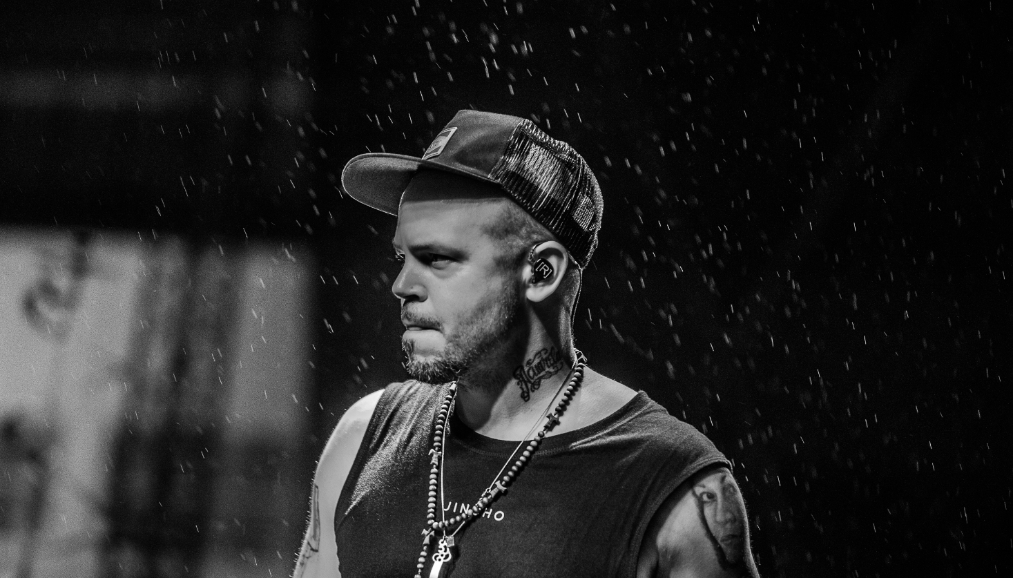 Residente estrena ‘Ron en el piso’, canción dedicada a su primo muerto