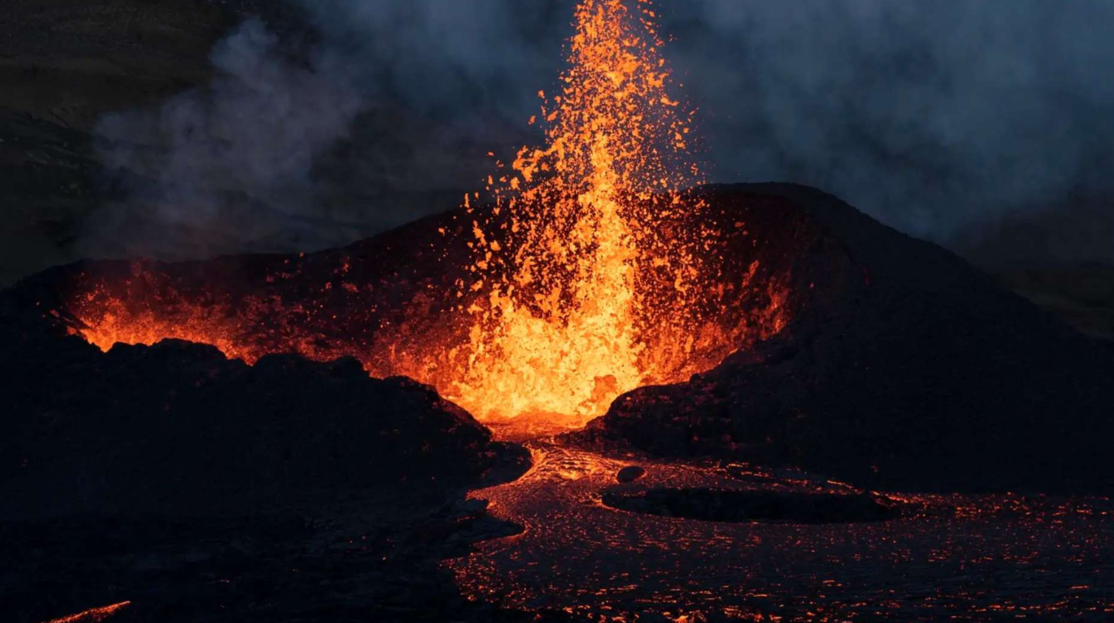 Entran en erupción volcanes en Islandia, Indonesia y Japón