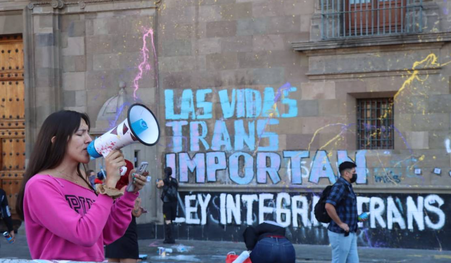 Activistas protestan en Palacio Nacional contra inseguridad que vive comunidad trans