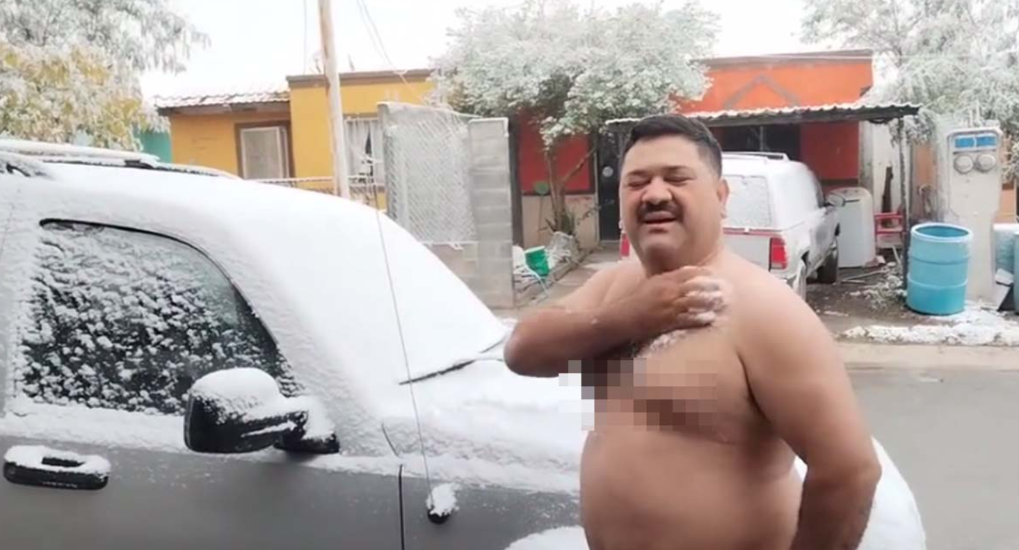 Hombre sin camisa disfruta de la caída de aguanieve en Nuevo León (VIDEO)