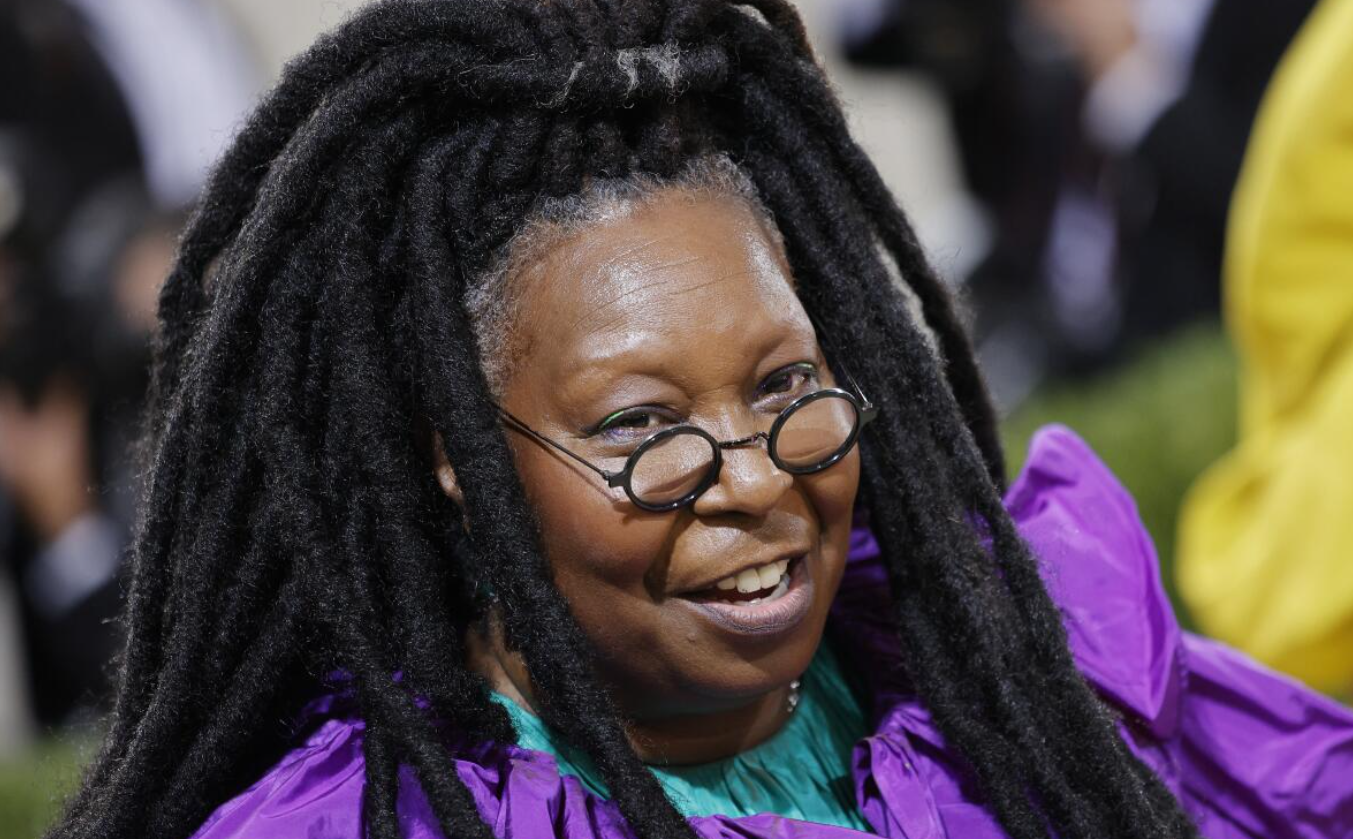 Whoopi Goldberg defiende a La Academia por no nominar a Margot Robbie al Oscar