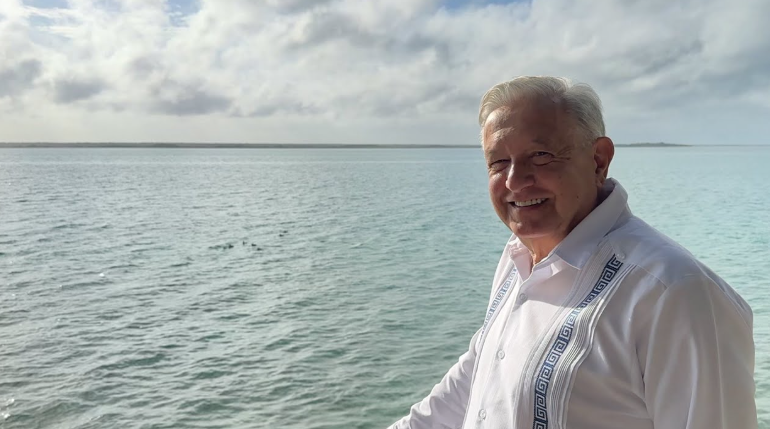 López Obrador visita la Laguna de Bacalar