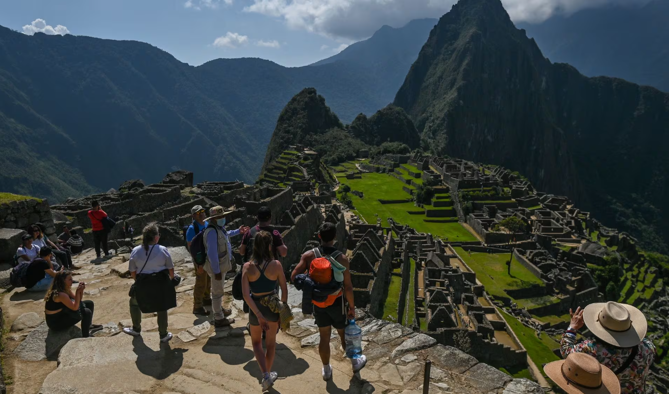 Paro indefinido en Machu Picchu obligó a evacuar a cientos de turistas