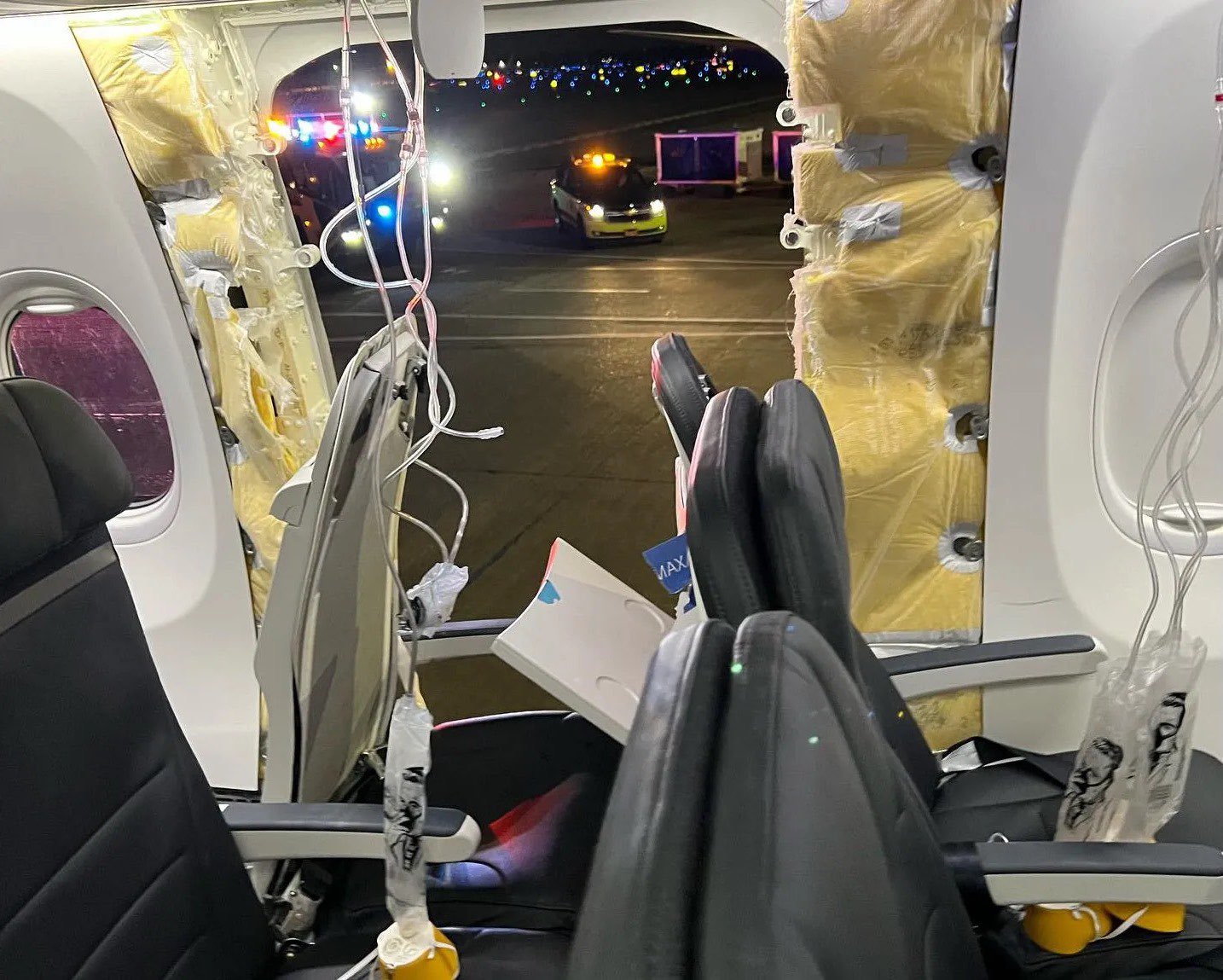 VIDEO | En pleno vuelo explota ventana de avión; pilotos apresuran aterrizaje de forma exitosa