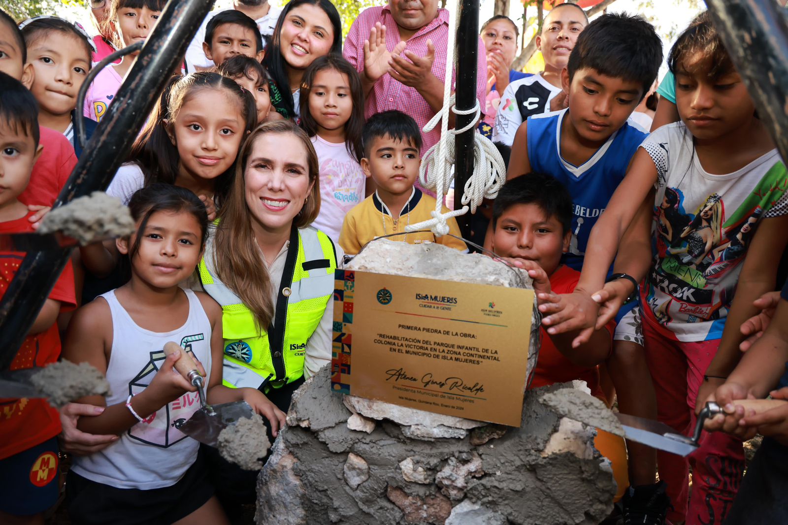 Atenea Gómez coloca la primera piedra del parque La Victoria en la Zona Continental de Isla Mujeres