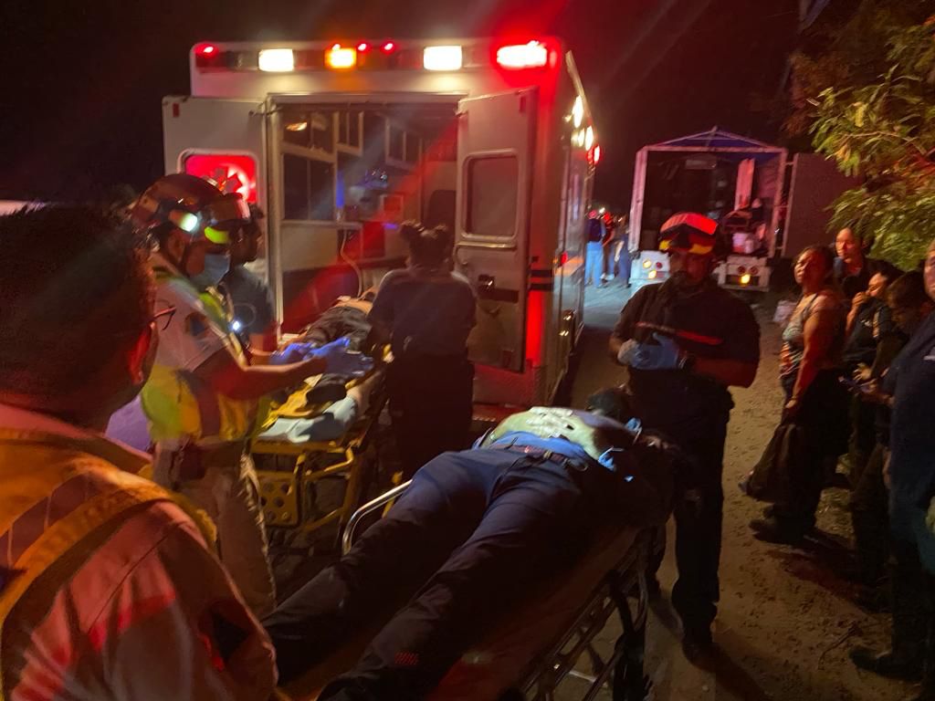 Choca vehículo contra una van en carretera federal de Playa del Carmen-Tulum; hay 4 lesionados graves