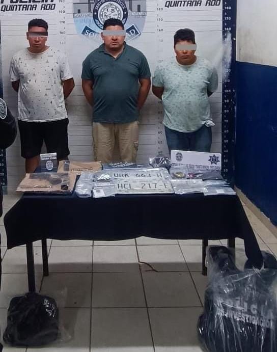 Detienen a presunto agente de la FGE y dos narcomenudistas, transportaban droga de Cancún a Playa del Carmen