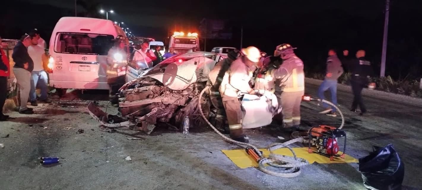 Choca taxista contra camioneta en carretera Puerto Morelos-Cancún; hay dos lesionados