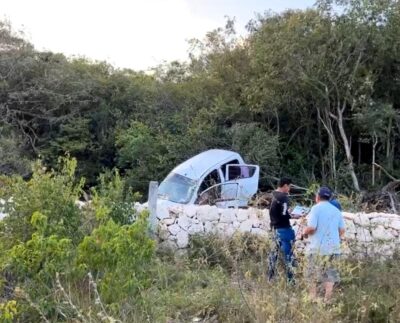 Auto termina volcado cerca de la Zona Arqueológica de Tulum