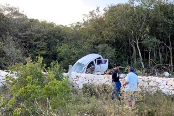 Auto termina volcado cerca de la Zona Arqueológica de Tulum