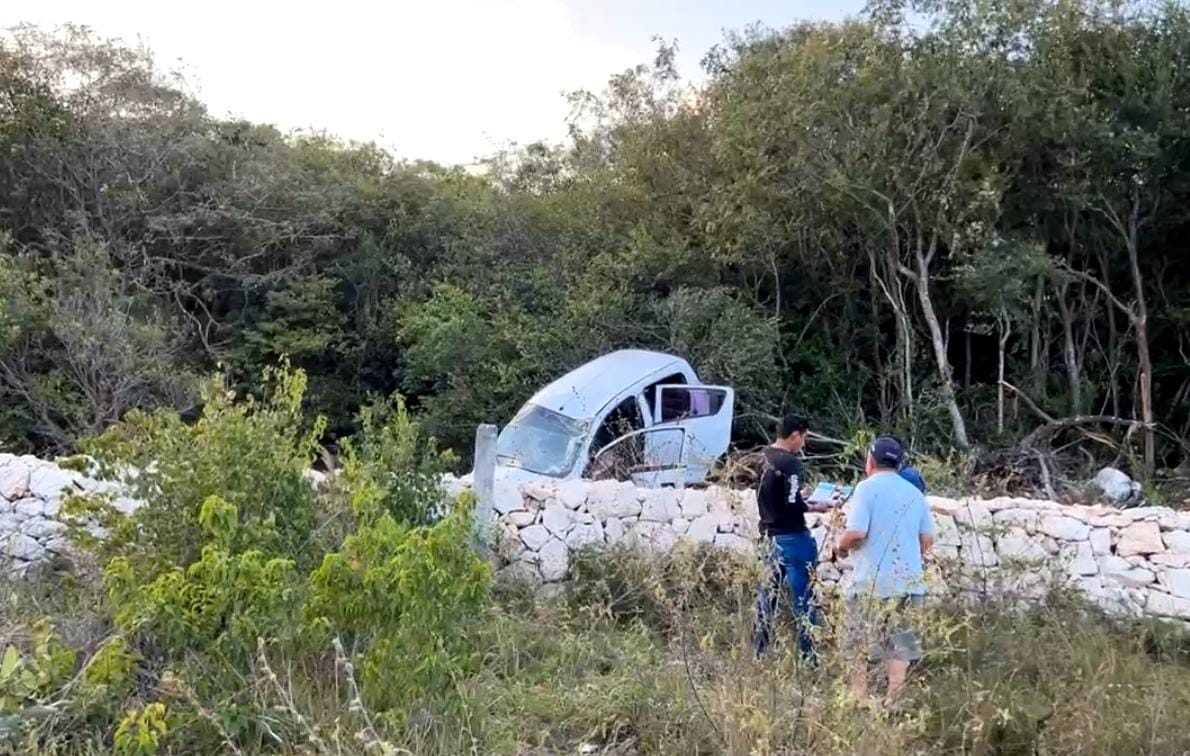 Auto termina volcado cerca de la Zona Arqueológica de Tulum